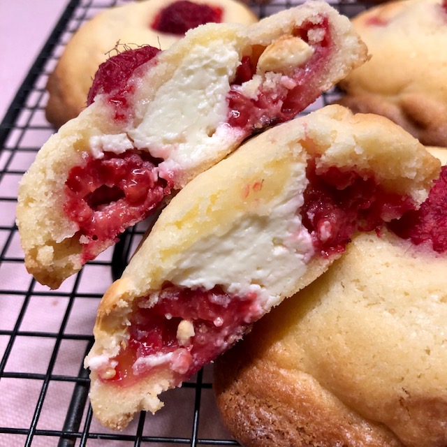 Raspberry cookies with cream cheese filling - cross section photo