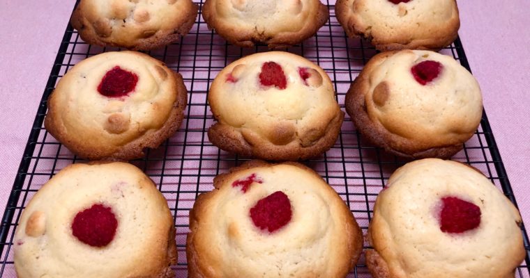 Raspberry cookies with cream cheese filling
