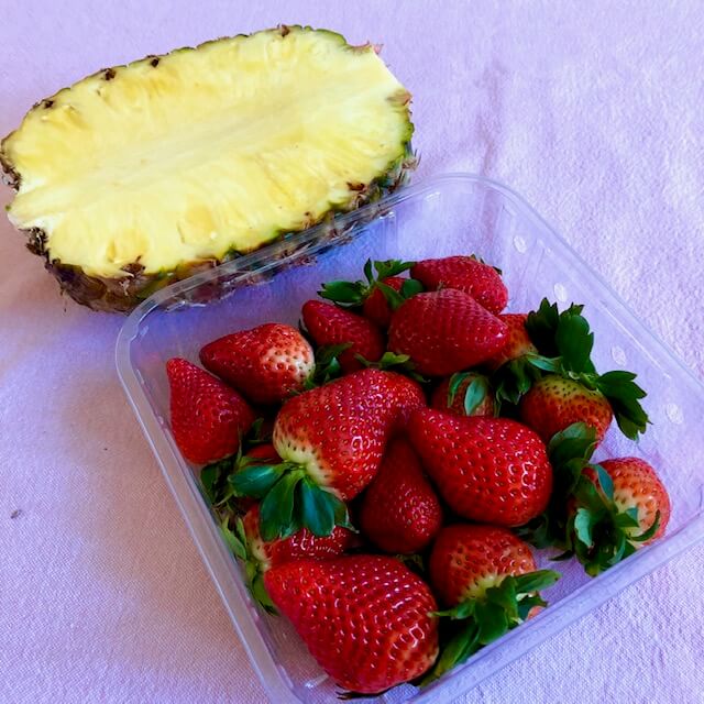 2 super easy fruit desserts - Fresh strawberry and pineapple
